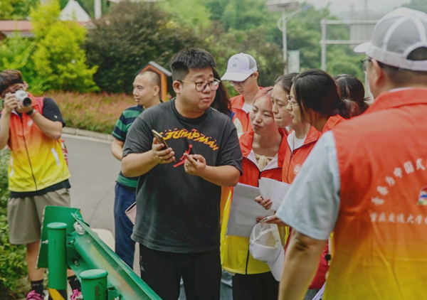 道路管理人员向实践团介绍公路云管理系统和碰撞监测装置。彭聪摄